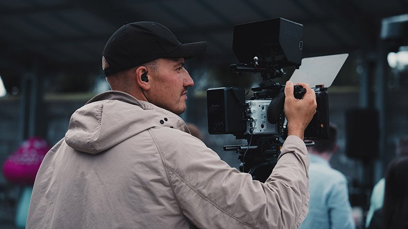 Santino Miskovic an einer professionellen Filmkamera bei einer Videoproduktion