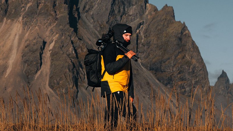 Santino Miskovic mit Kameraausrüstung bei einer Filmproduktion in den Bergen