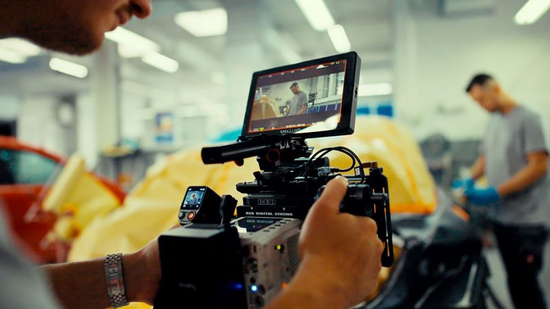 Santino Miskovic führt eine Filmkamera am Set